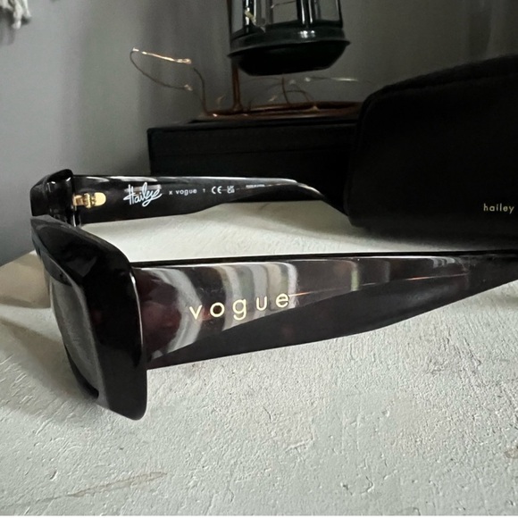 Vogue sunglasses Hailey Bieber - Picture 3 of 3